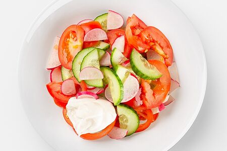 Летний салат со сметаной