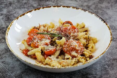 Паста Кампанелли с томлеными щечками и розмарином.