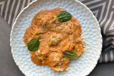 Равиоли с креветками в соусе биск