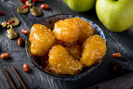 Яблоко в карамели