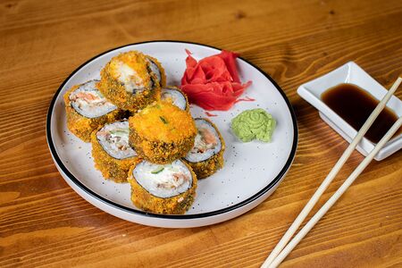 Ролл горячий с лососем и угрём