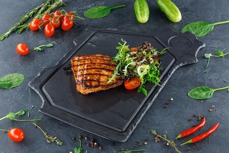 Филе индейки на гриле с миксом из салатов