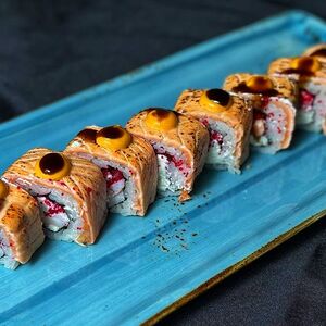 Опаленный с лососем, креветкой и икрой тобико 