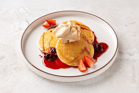 Панкейки с муссом из вареной сгущенки и клубникой