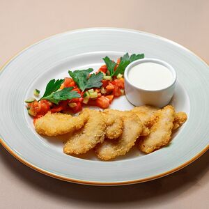 Куриные наггетсы с овощным салатом