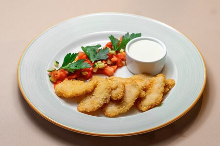 Куриные наггетсы с овощным салатом