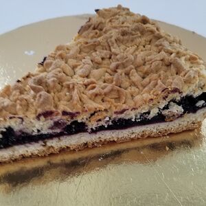 Пирог с чёрной смородиной из песочного теста