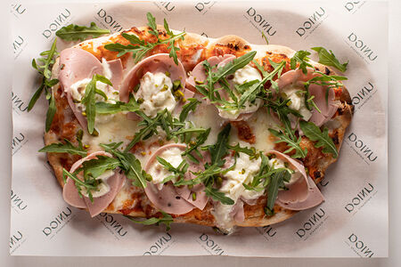 Пицца Мортаделла и страчателла