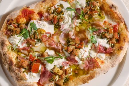 Римская пицца со страчателлой, ветчиной и соусом песто 