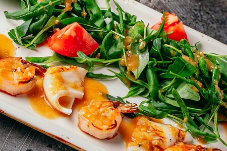 Жареные на гриле креветки и кальмары