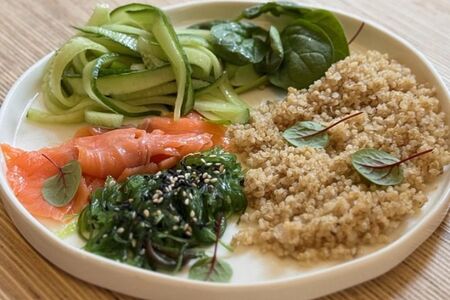 Фитнес бранч с лососем, чукой и овощами