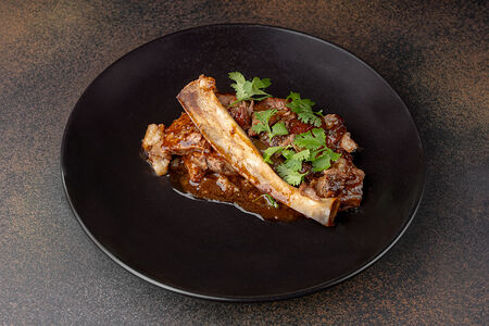 Томленая баранья лопатка в соусе BBQ