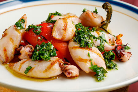 Кальмар с перцем рамиро и чимичурри