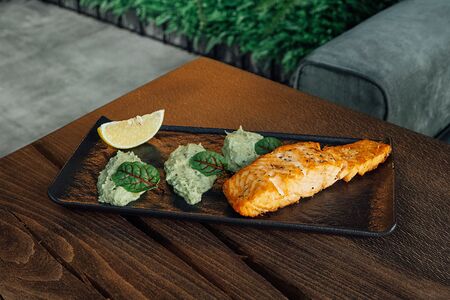 Стейк из лосося с пюре из авокадо