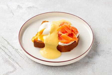 Бенедикт на бриоши со слабосоленым лососем и голландским соусом