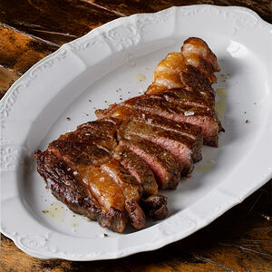 Рибай сухого вызревания с зеленым салатом и френч фрайс