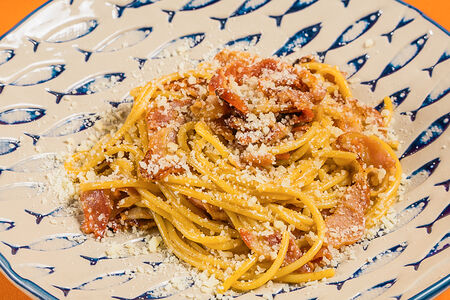 Классическая карбонара с беконом и желтком