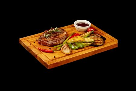 Стейк Рибай с овощами на гриле