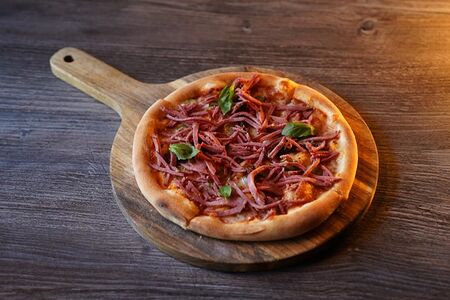 Пицца с пастрами и вялеными томатами маленькая