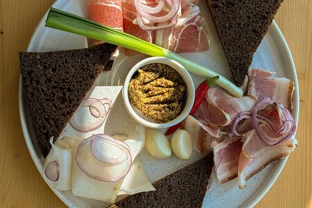 Три вида сала с зеленым луком и горчицей