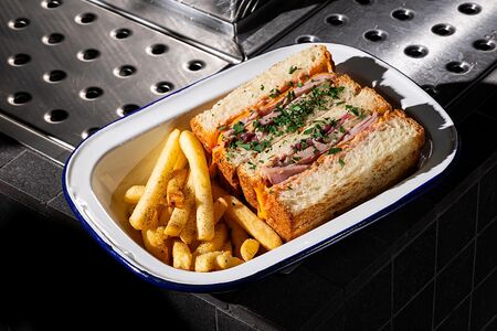 Сэндвич с окороком и картофелем фри