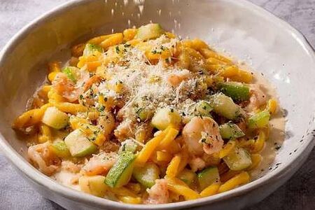 Казарече с тартаром из креветок и цукини