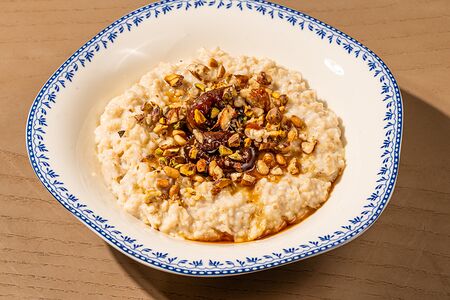 Овсяная каша с орехами и инжиром