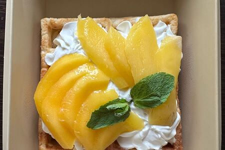 Вафля с кокосово-творожным кремом и манго