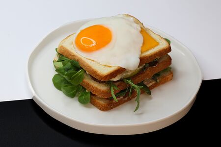 Тост крок-мадам с сыром и ветчиной