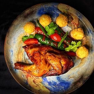 Корнишон Кацу с хрустящим пюре, пармезаном, трюфельным соусом и салатом кимчи