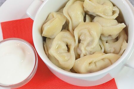 Пельмени домашние со сметаной