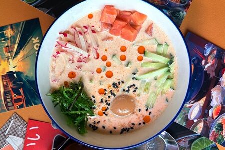 Летний холодный суп Сяо До с копченым лососем и яйцом