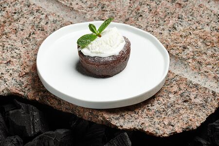 Шоколадный фондан с мороженым 