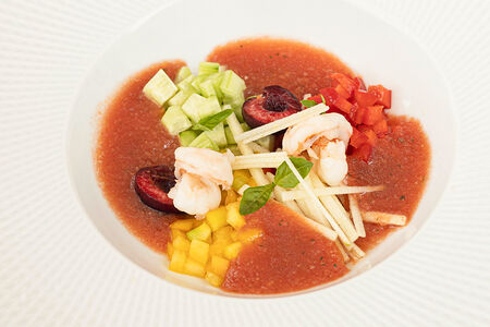 Гаспачо с черешней и пряными креветками
