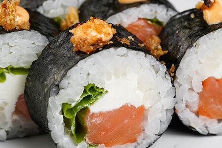 Футомаки с копчёным лососем, зелёным луком, соусом спайси и луком фри