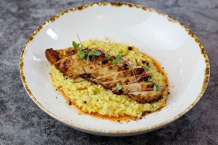 Стейк грудки цыпленка с ризотто из булгура