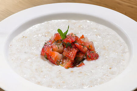 Овсяная каша со свежей клубникой