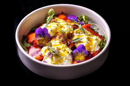 Салат со страчателлой, клубникой и тархуном