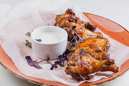 Куриные крылья с соусом Блю Чиз 