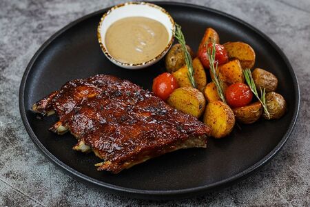 Свиные ребра под медовой глазурью с печеным картофелем