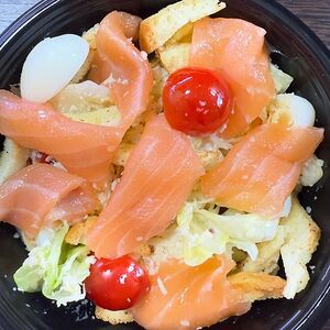 Салат Цезарь с лососем