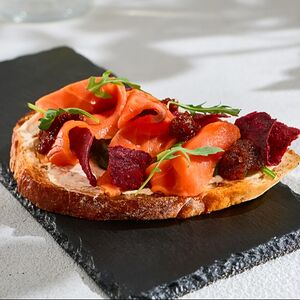 Брускетта со слабосоленым лососем 