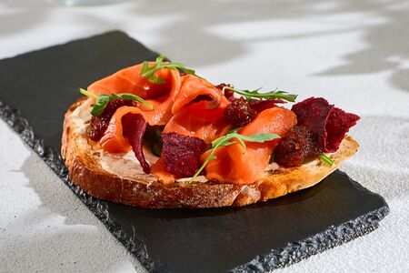 Брускетта со слабосоленым лососем 
