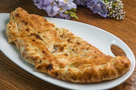 Пицца Кальцоне с ветчиной и грибами