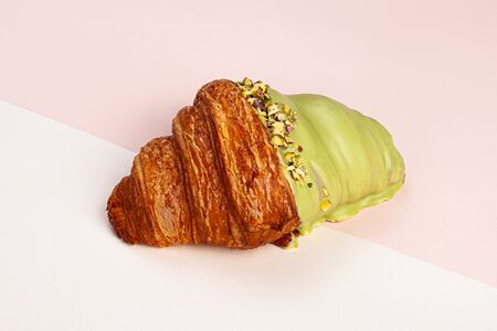 Круассан с фисташковым кремом