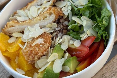 Боул с хрустящей курочкой и гречкой