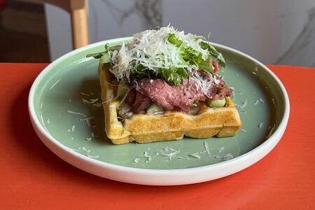 Бельгийская вафля Ростбиф, сливочный крем с грибами и огурцом