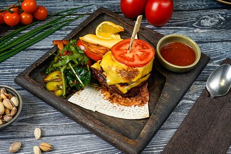 Стейк с помидором и сыром