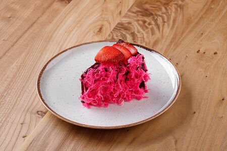 Шоколадный чизкейк с розовым сладким хлопком