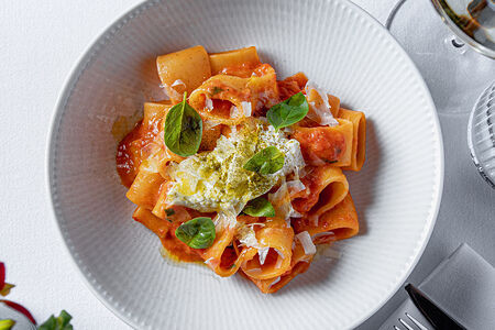 Каламарата со сладкими томатами и страчателлой